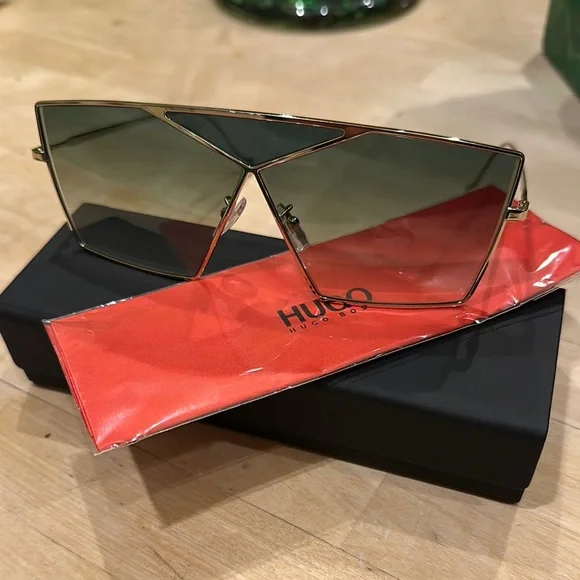 Loewe Geometric Sunglasses in Gold and Green - Picture 9 of 11